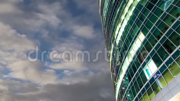 莫斯科俄罗斯在云动背景下的国际商务中心城市摩天大楼视频的预览图