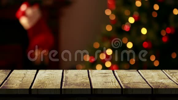 木制前景有圣诞树和袜子的圣诞背景视频的预览图