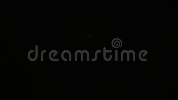 美丽的烟花在夜空中展示视频的预览图