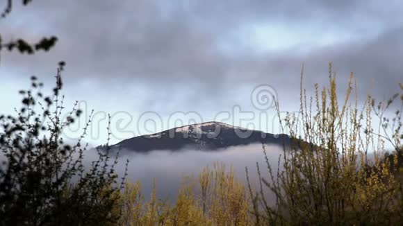 晨雾中的帕拉什卡山顶视频的预览图