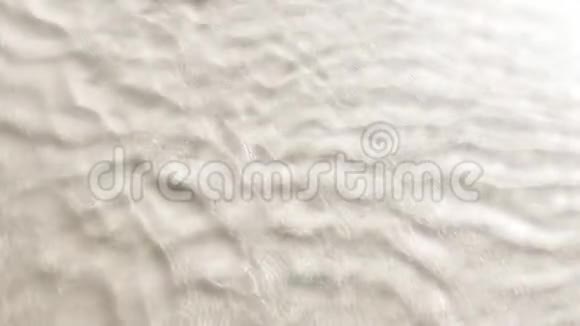 沙滩上的海浪视频的预览图