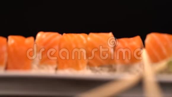 切片新鲜三文鱼寿司卷酱油视频的预览图