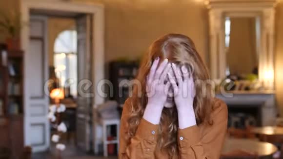 年轻的红发白种人女人在咖啡馆的肖像视频的预览图
