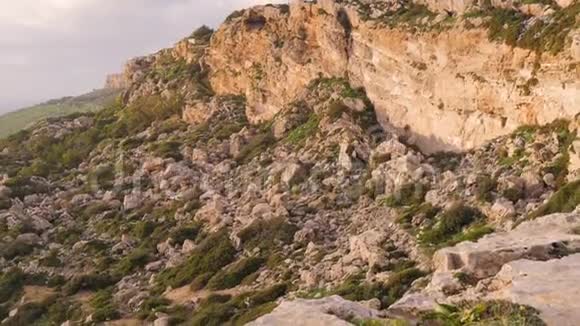俯瞰岩石地形和大海青苔石头自然无人寂静视频的预览图