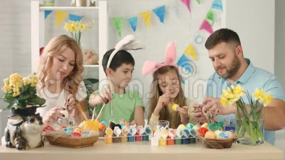 快乐的家庭一起吃复活节彩蛋妈妈在电话里自拍视频的预览图