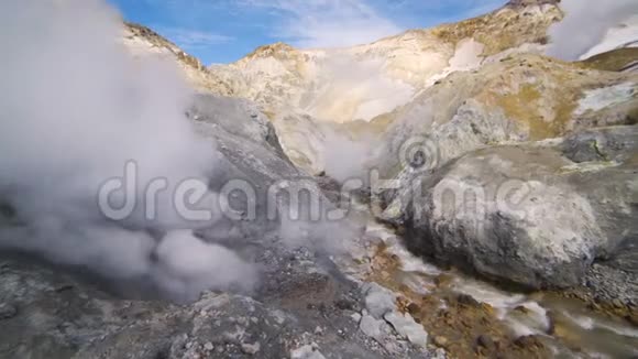 Mutnovsky火山火山口的火山活动人们可以看到活性富马酚蒸汽烟雾视频的预览图