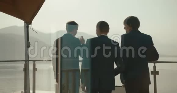 在黑山举行婚礼传统的欧洲仪式早在招待会之前4k商人们三个蓝色的男人视频的预览图