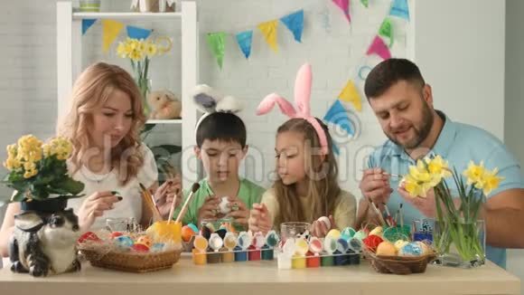 准备复活节和画复活节彩蛋的幸福家庭视频的预览图