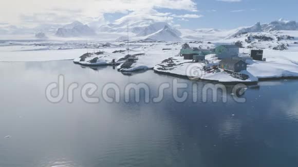 南极弗拉德斯基站史诗鸟瞰视频的预览图