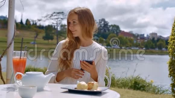 湖畔放菜席上的金发女郎视频的预览图