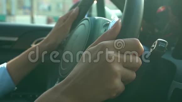 商务女性手握方向盘驾驶车辆交通堵塞视频的预览图