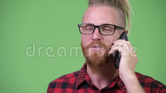 快乐的英俊的留着胡须的嬉皮士男人和可怕的人在电话里交谈视频的预览图