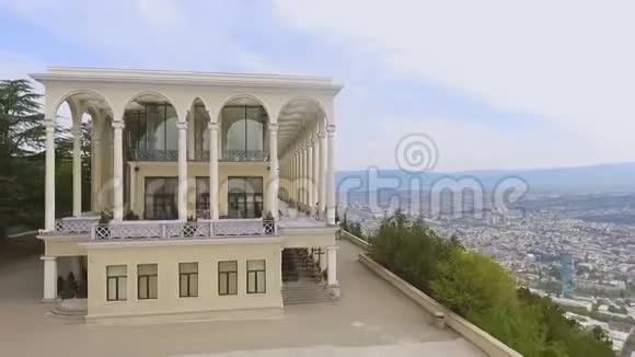 格鲁吉亚第比利斯Funicular餐厅建筑地标鸟瞰视频的预览图