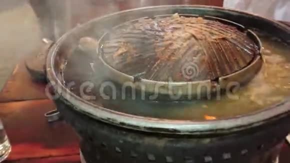 在布拉齐尔上烹饪海鲜的过程特别烤架和平底锅打开蒸汽视频的预览图