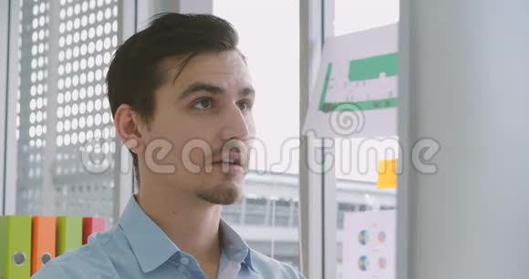 疲惫而紧张的商人看着一台个人电脑的显示器视频的预览图