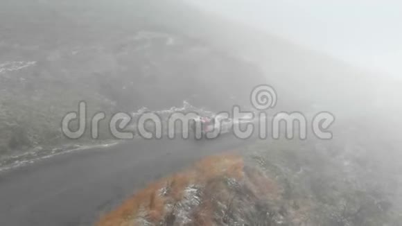 佐治亚州的山路在雾和雪的恶劣天气下前往视频的预览图