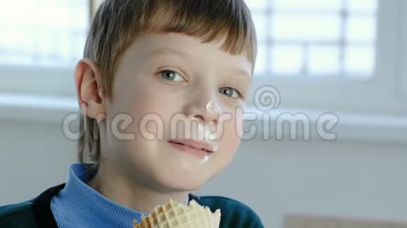 格里米微笑着七岁的男孩舔着站在窗口的冰淇淋视频的预览图
