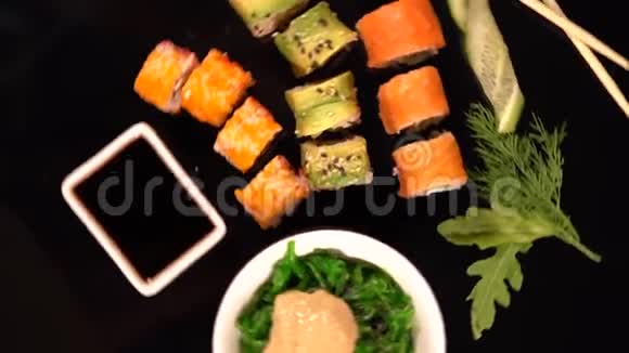 旋转寿司海藻沙拉和大豆的视野视频的预览图