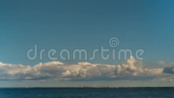 芬兰海湾上空蓝色天空中的时间流逝视频的预览图