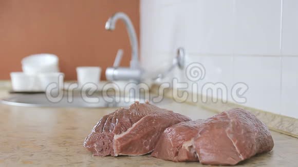 男人咬掉一块生牛肉然后咀嚼它爱斯基摩人正在吃未煮熟的牛肉肉太疯狂了视频的预览图