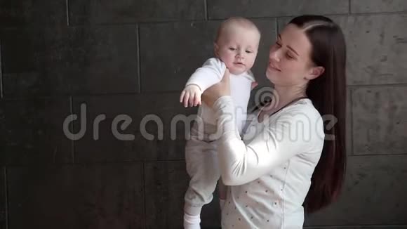 幸福的母亲和婴儿亲吻拥抱母性观念美丽幸福的家庭视频的预览图