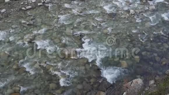 从上面看到高山河夏天由于冰川的融化河水变厚了视频的预览图