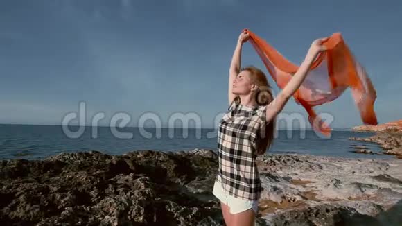 海边的美女风中戴着围巾视频的预览图