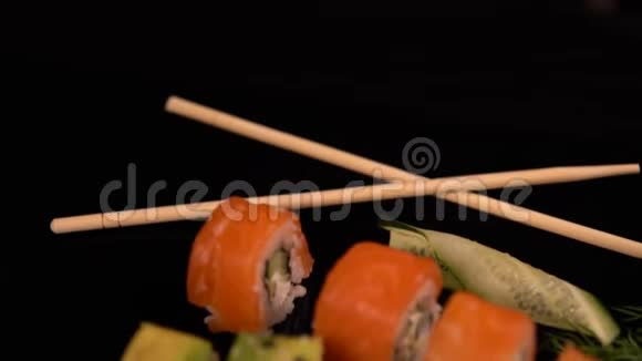 新鲜寿司卷和带大豆的海藻沙拉视频的预览图