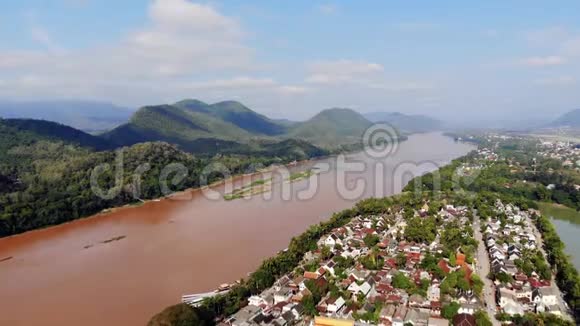 老挝琅勃拉邦老挝琅勃拉邦镇鸟瞰图群山环抱的小城市上空多云视频的预览图