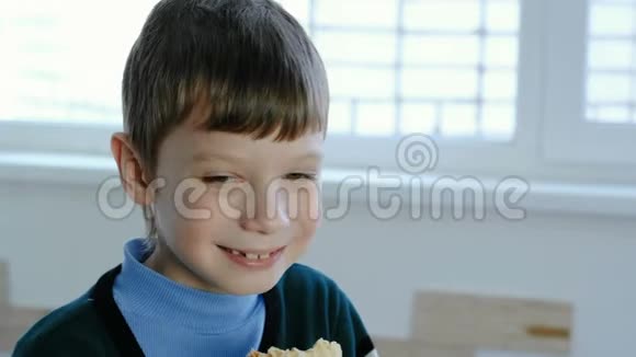 微笑的七岁男孩舔着冰淇淋站在窗口视频的预览图