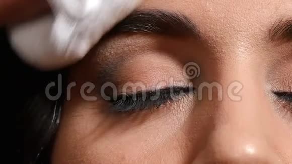 化妆师用眼线和画眉梳理睫毛视频的预览图