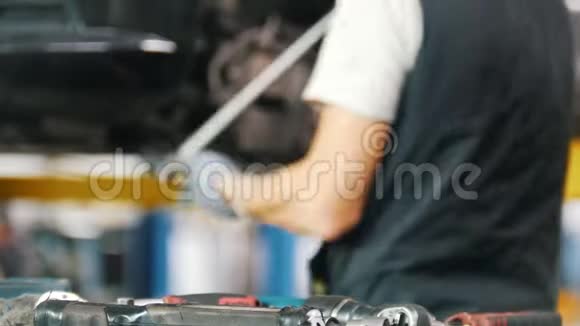 机械师把螺丝刀放在修车厂的桌子上视频的预览图