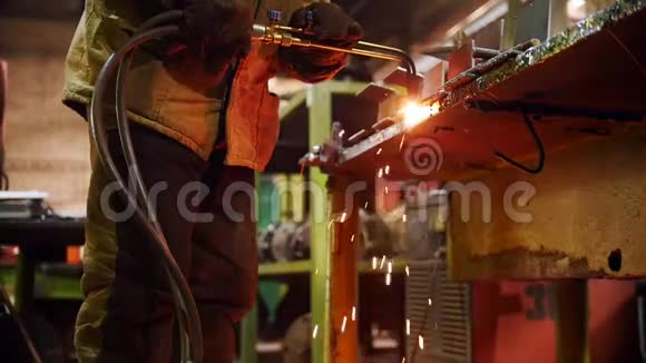 建筑工厂一个人在他的工作场所使用焊机加热细节的侧面视频的预览图
