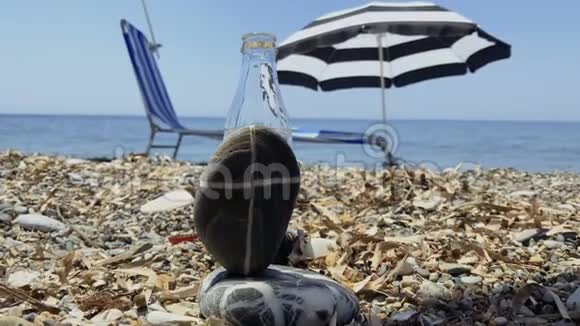 石滩上的玻璃瓶视频的预览图