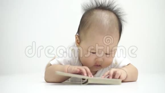 可爱的亚洲宝宝在看书视频的预览图