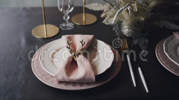圣诞餐桌上放着粉色餐巾纸视频的预览图