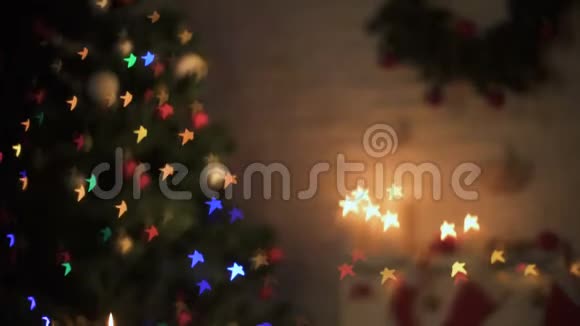 圣诞树上装饰和明亮闪烁的灯光的垂直全景视频的预览图