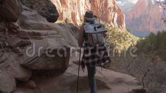 艰难困苦的女人登山山红峡谷的石阶视频的预览图