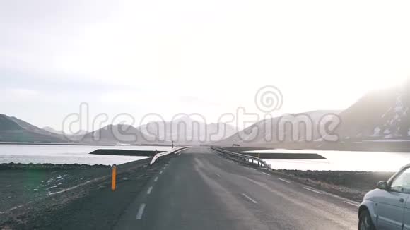 汽车在冰岛的一条空路上行驶视频的预览图