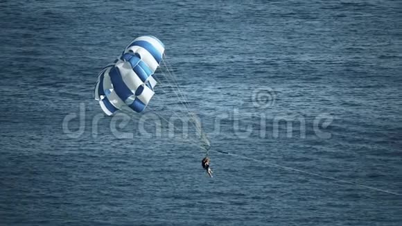 在海上跳伞慢镜头视频的预览图