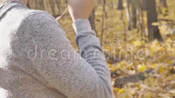 跑步的女人在秋季公园跑步户外运动视频的预览图