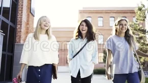 三个年轻的女人在夏天下班后散步欢笑视频的预览图