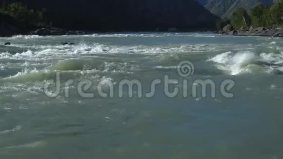 山河的水流视频的预览图
