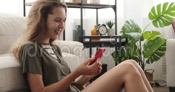 快乐的少女使用手机视频的预览图