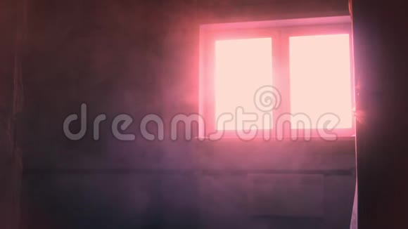 施工过程中房间灰尘窗外的红光视频的预览图