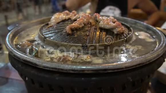在布拉齐尔上烹饪海鲜的过程特别烤架和平底锅打开蒸汽视频的预览图