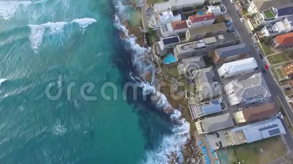 无人机滑过邦迪海滩捕捉海浪视频的预览图