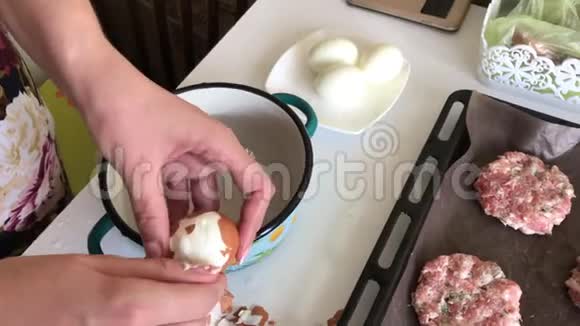 女人清洗煮鸡蛋碎肉牛排配土豆鸡蛋和奶酪烹饪步骤和食材视频的预览图