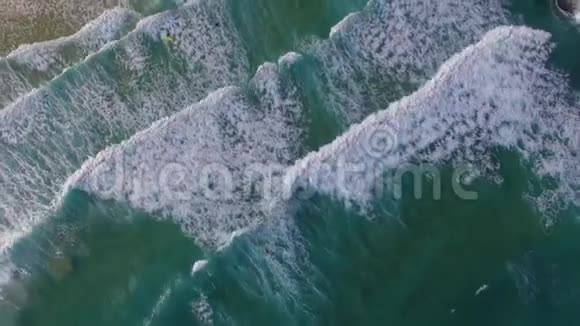 在邦迪的空中拍摄中沙子把海洋和陆地隔开了视频的预览图