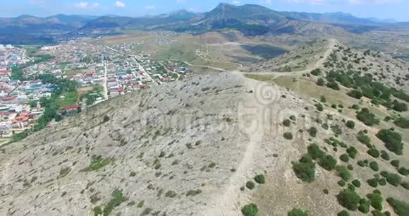 鸟瞰阿尔恰克山顶俯瞰城市视频的预览图
